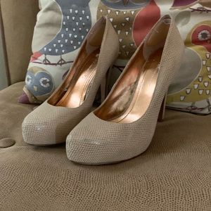 BCBG size 8 Cream Snakeskin textured pumps.